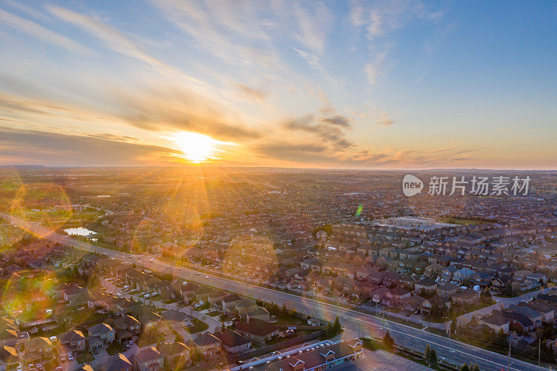 卢瑟福路和伊斯灵顿大街的鸟瞰图，位于Woodbridge的独立复式住宅在沃恩，安大略省，加拿大