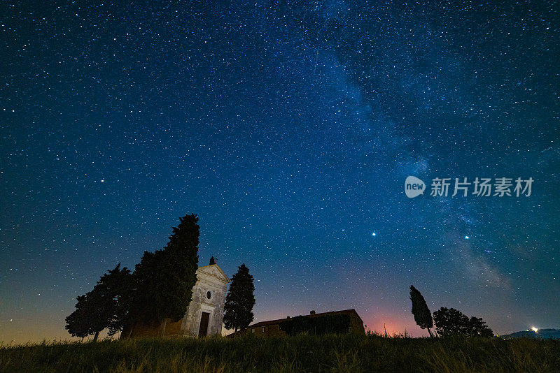 在托斯卡纳锡耶纳省瓦尔德奥尔西亚的维塔莱塔教堂上空拍摄的银河夜景
