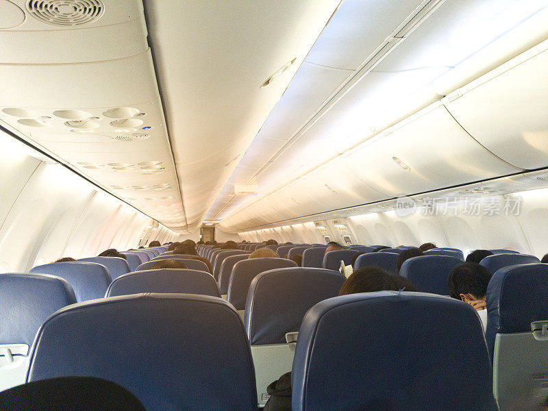 乘客座位，飞机内部，乘客坐在座位上