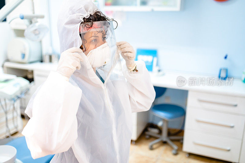 负责任的牙医遵循每一项预防措施，以确保她和患者在COVID-19大流行期间的安全
