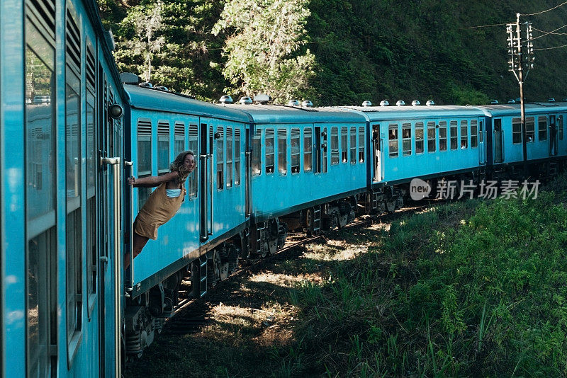 游客在斯里兰卡乘坐火车