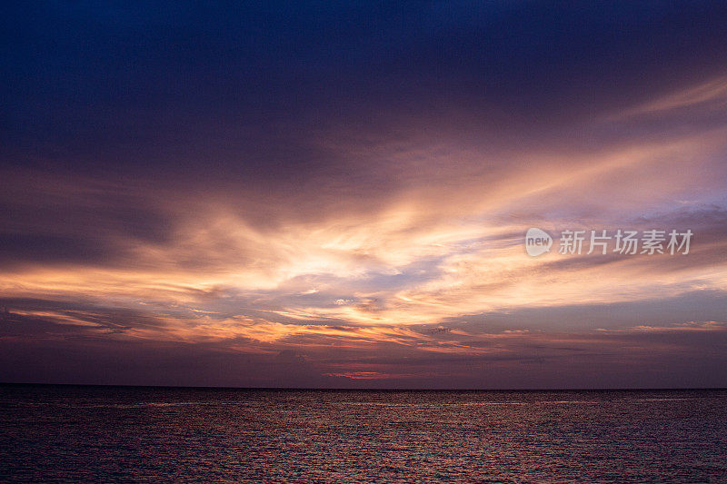 海面上美丽的云景，夕阳的镜头