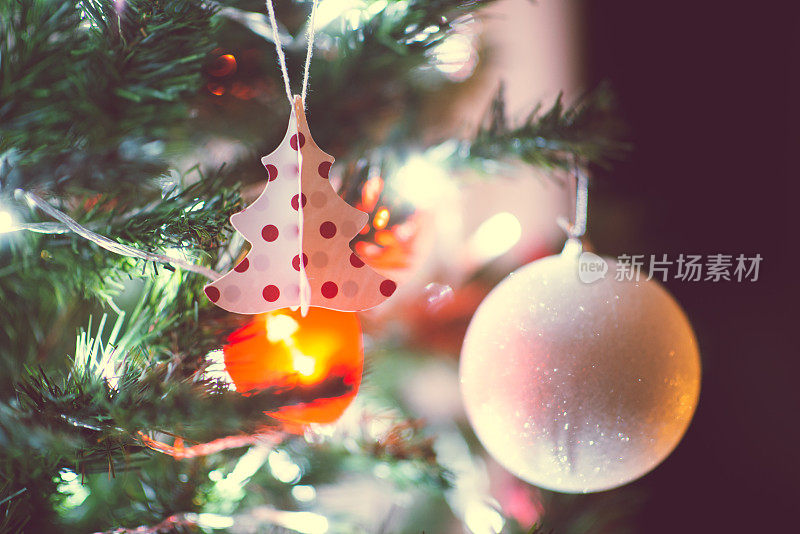 新年前夕，圣诞树上装饰着球、红心和圣诞灯
