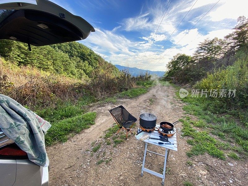 在山顶露营时做饭