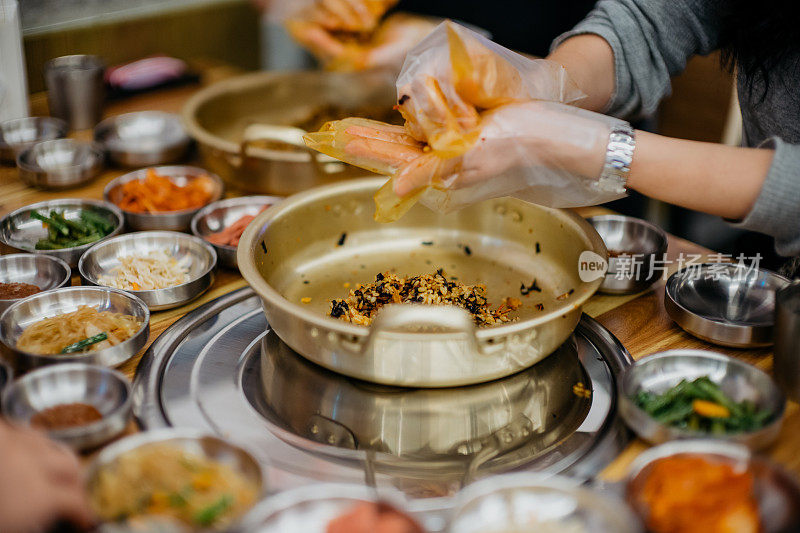 年轻的亚洲女人在韩国餐馆做韩国饭团