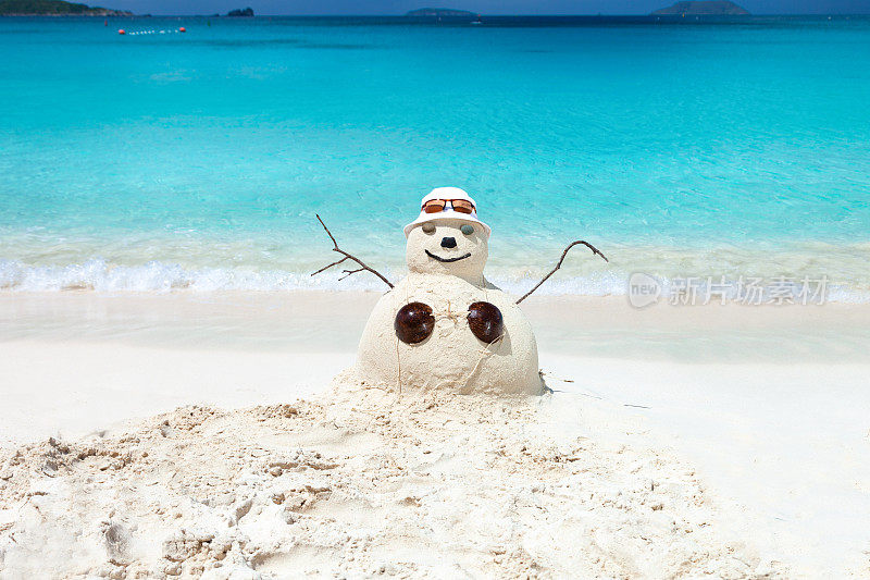 加勒比海热带海滩上的雪人伞下
