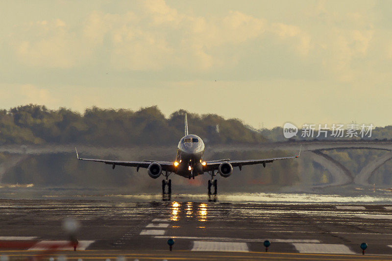 一架空客a321飞机在日落时分从DCA机场的跑道起飞。