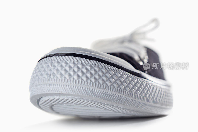 经典无品牌的黑色运动鞋孤立在白色背景从表面水平