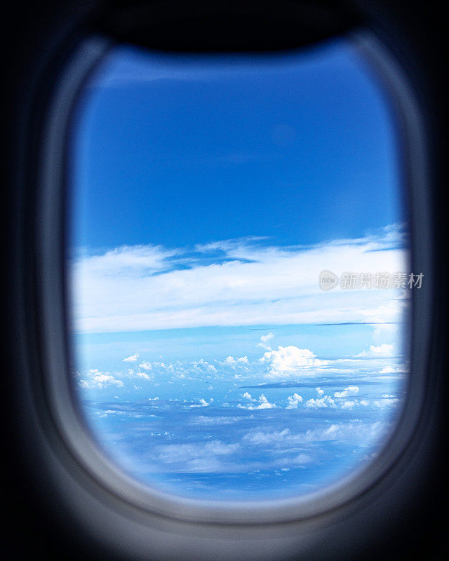 飞机窗口在云层之上