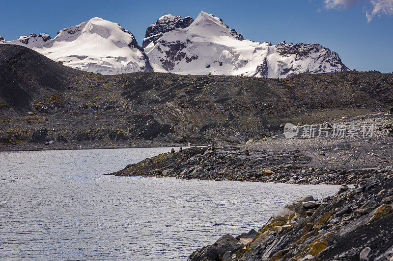 帕斯托罗里冰川山和湖泊在科迪勒拉布兰卡-安第斯，秘鲁，安第斯