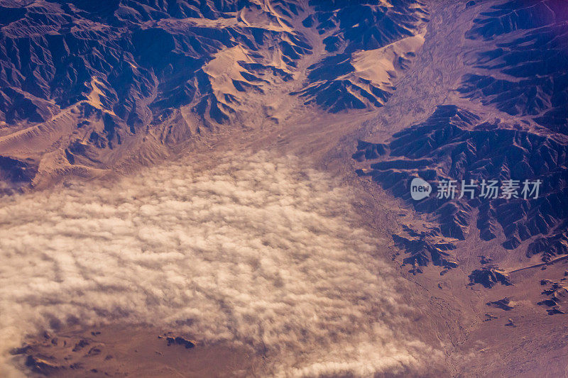 鸟瞰图的秘鲁安第斯山脉，戏剧性的风景-秘鲁