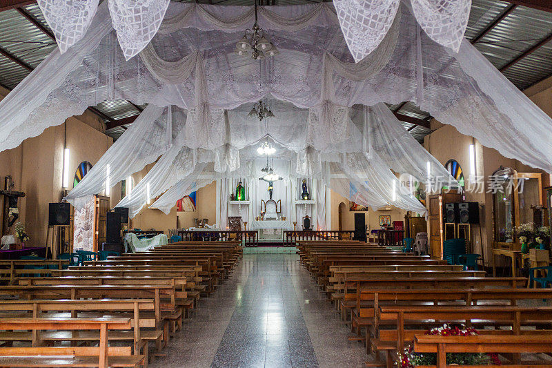 危地马拉圣马科斯拉古纳村——2016年3月24日:危地马拉圣马科斯拉古纳村一座教堂的内部