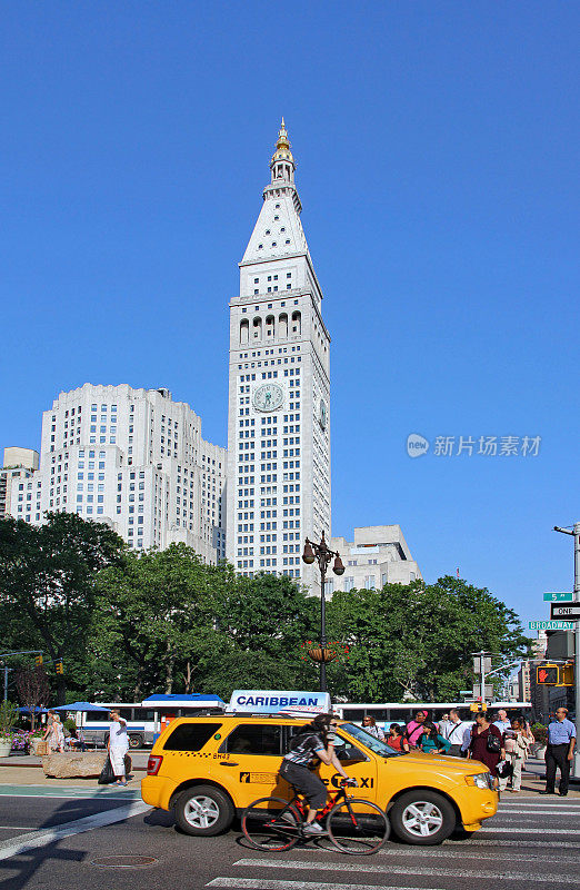纽约市，第五大道的交通和历史悠久的大都会钟楼