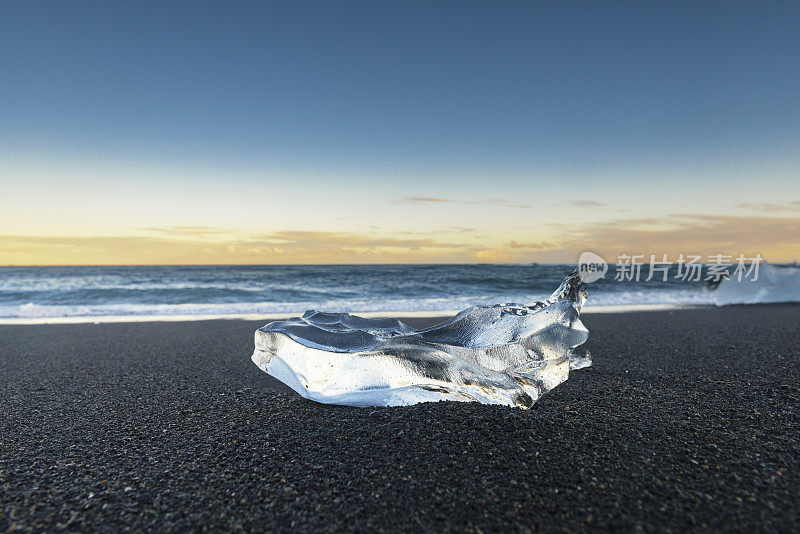 一块精致的冰被冲上了冰岛Jokulsarlon被称为钻石海滩的火山灰海滩