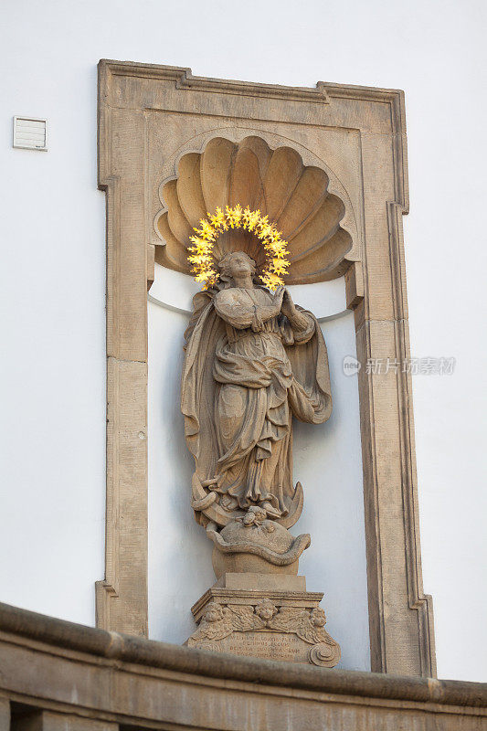在帕德伯恩圣方济会修道院，圣方济各的雕像与金色的光环