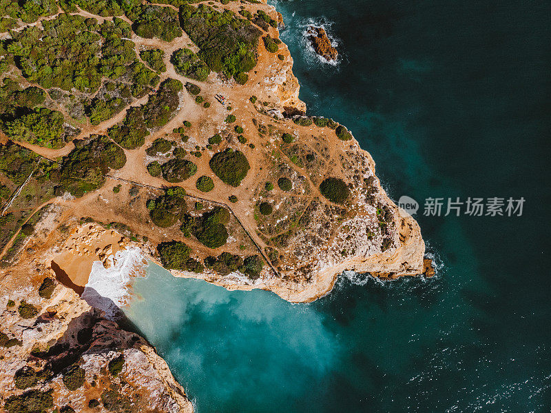 鸟瞰图美丽的阿尔加维海岸线附近的贝纳吉尔洞穴，葡萄牙