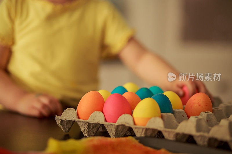 认不出来的小孩整理染色的复活节彩蛋