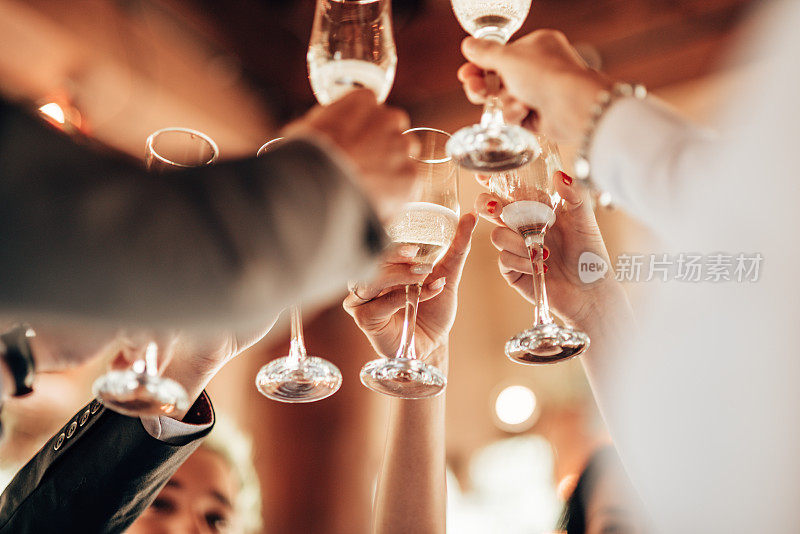 在婚礼上敬酒