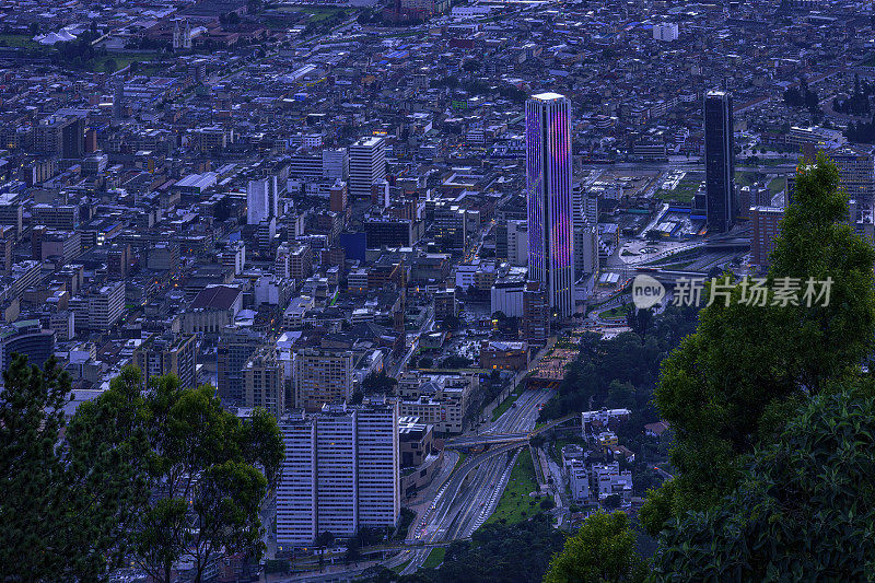 Bogotá，哥伦比亚——从Monserrate山顶俯瞰这座位于首都城市上空约1500英尺的大型安第斯现代城市。