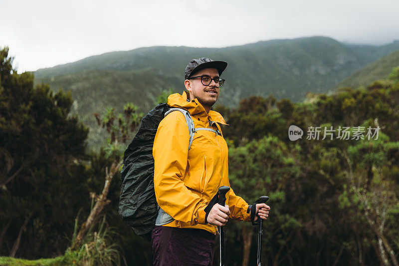 一名年轻的徒步旅行者在乞力马扎罗山国家公园旅行后放松，享受森林和山脉的美景