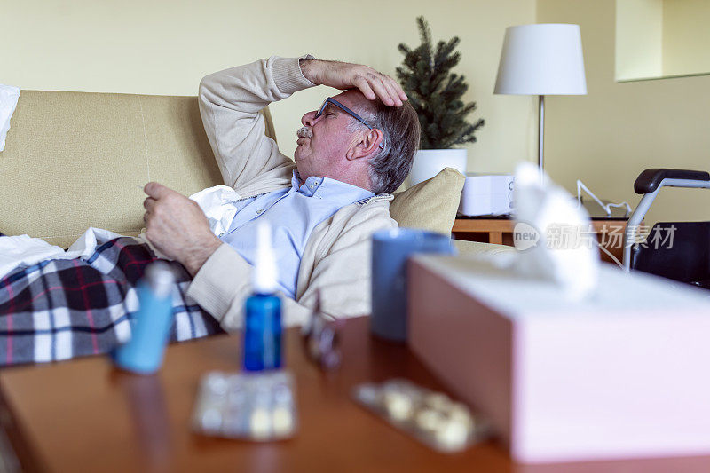 一位患季节性流感的老人躺在床上，感觉很糟糕。