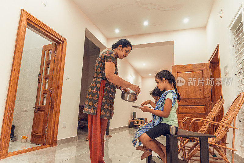 孩子们在家里吃零食