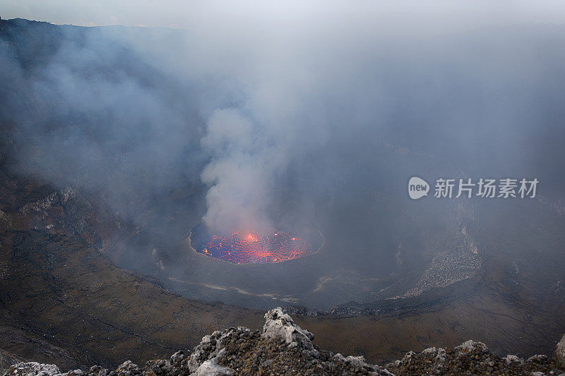 俯瞰刚果尼拉贡戈火山的熔岩湖