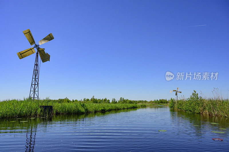 在韦尔里本-韦尔登自然保护区的运河在春季与灌溉风车