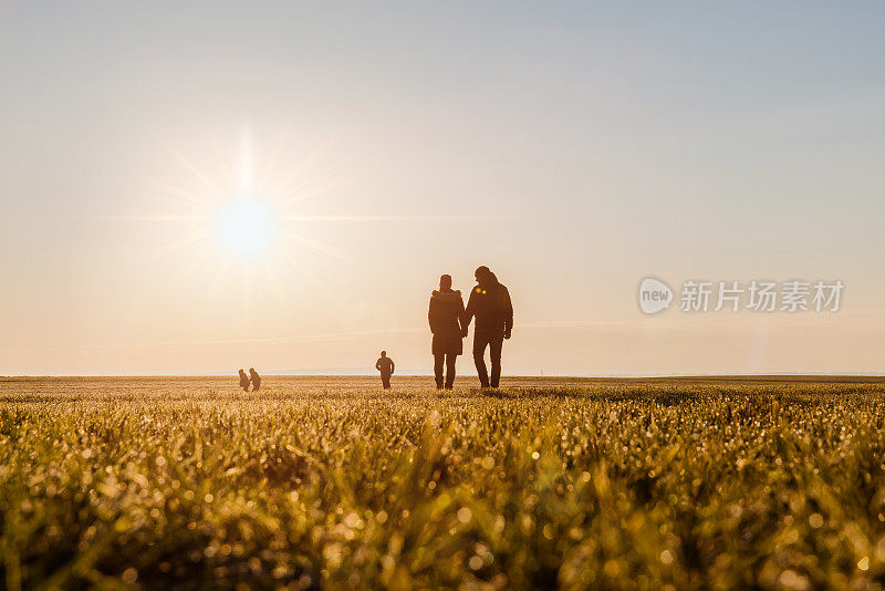 一家人在草地上散步