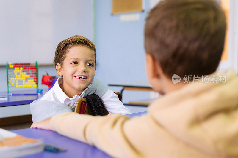 两个男孩在教室里谈话