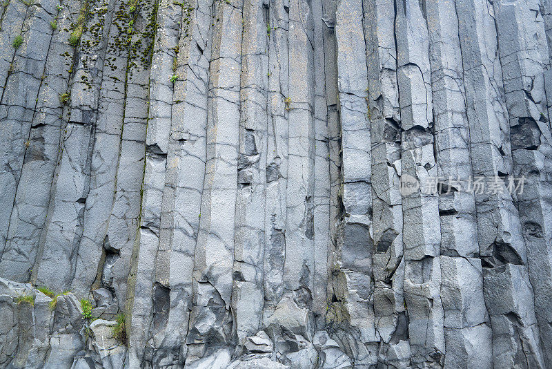 雷尼斯菲加拉黑沙滩上的加达玄武岩柱，冰岛。