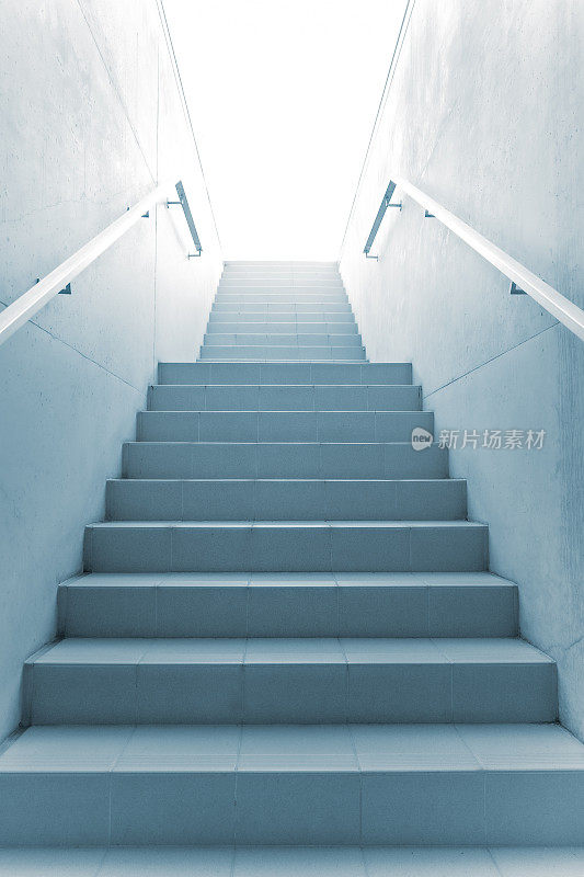 楼梯通向明亮的灯光