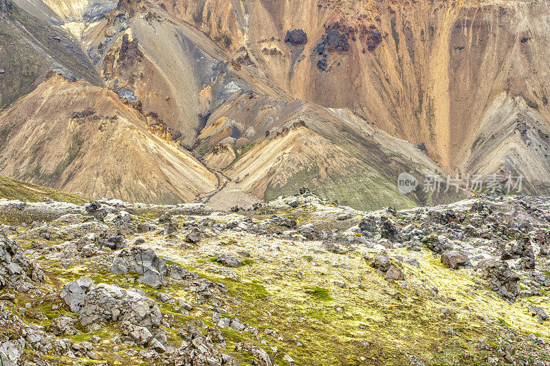 欧洲美丽独特的岛国冰岛的高地上的Landmannalaugar的令人叹为观止的彩色山丘