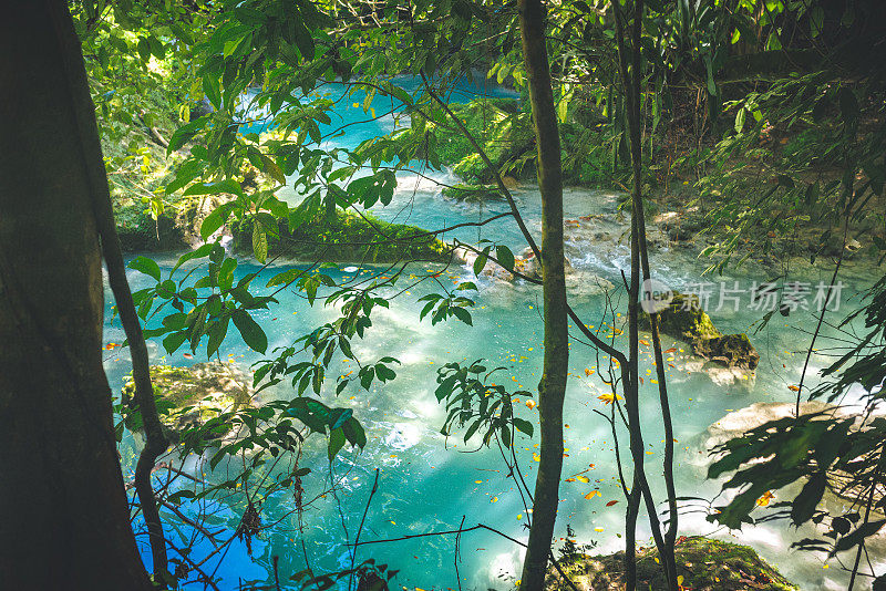 牙买加奥科斯里奥斯的天然泉水，蓝洞，自然之美