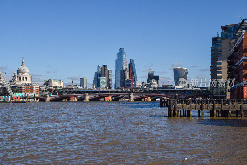 伦敦金融城和黑衣修士铁路桥全景图，伦敦，英国