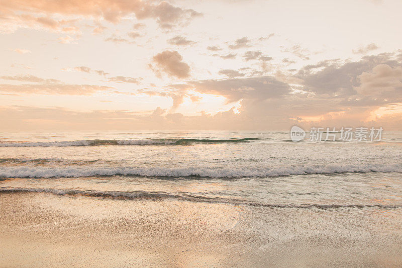 2021年10月，佛罗里达海滨棕榈滩的金色日出