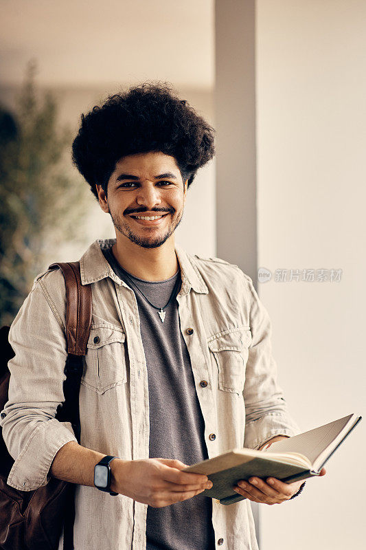 大学里快乐的穆斯林男学生的肖像。