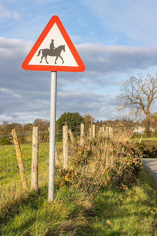 英格兰斯塔福德郡摩尔斯郡切德尔顿附近的阿普斯福德路上的骑马标志