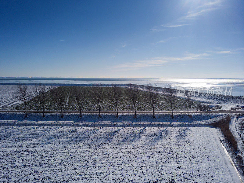 荷兰泽兰省的冬季景观，积雪覆盖的田野