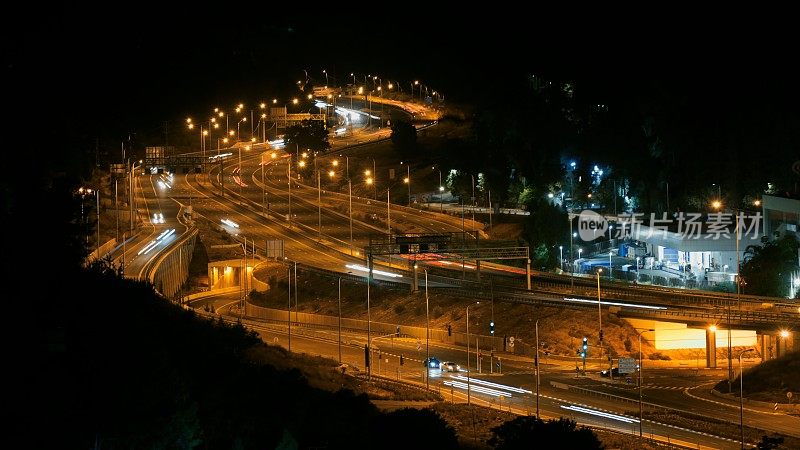 夜间高速公路上行驶的汽车