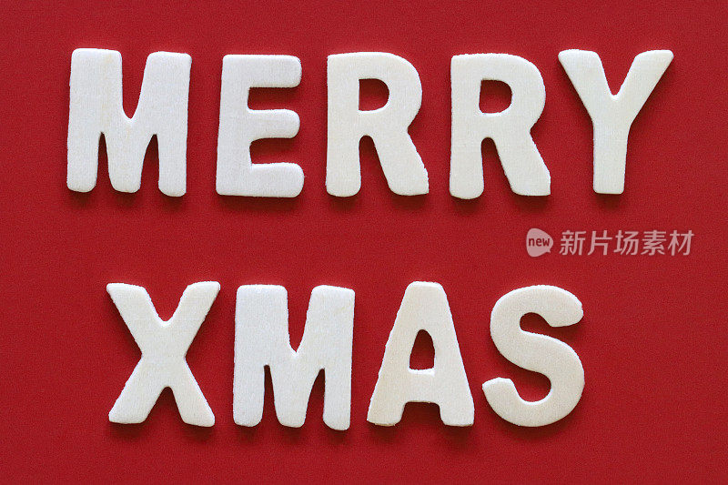 自制DIY简易圣诞卡设计的图像，红色背景上剪出白色字母，手工制作的节日圣诞贺卡，圣诞快乐的信息