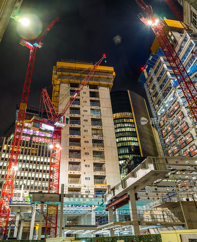 摩天大楼建筑起重机，高层建筑，夜景照亮了伦敦