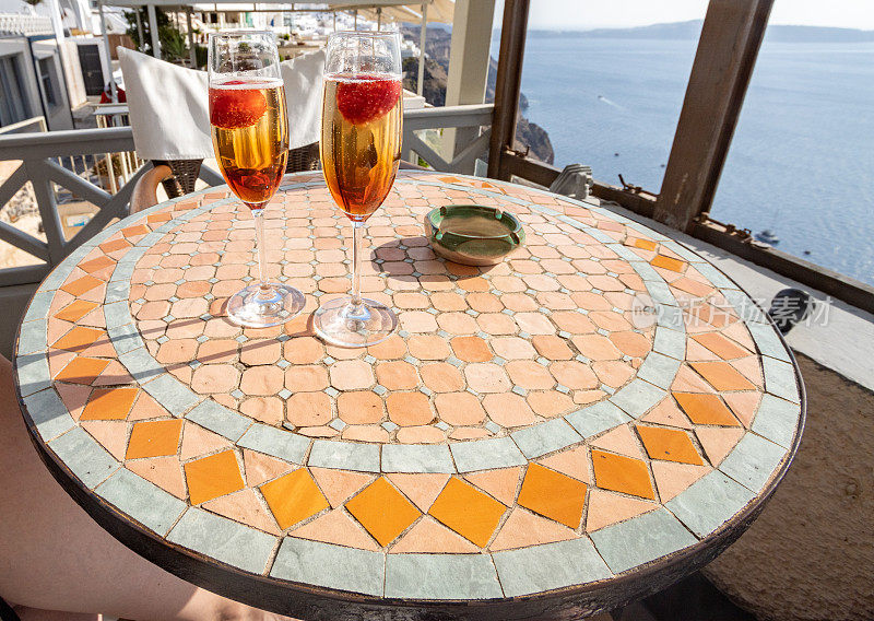 希腊圣托里尼火山口Firá的皇家基尔香槟长笛鸡尾酒