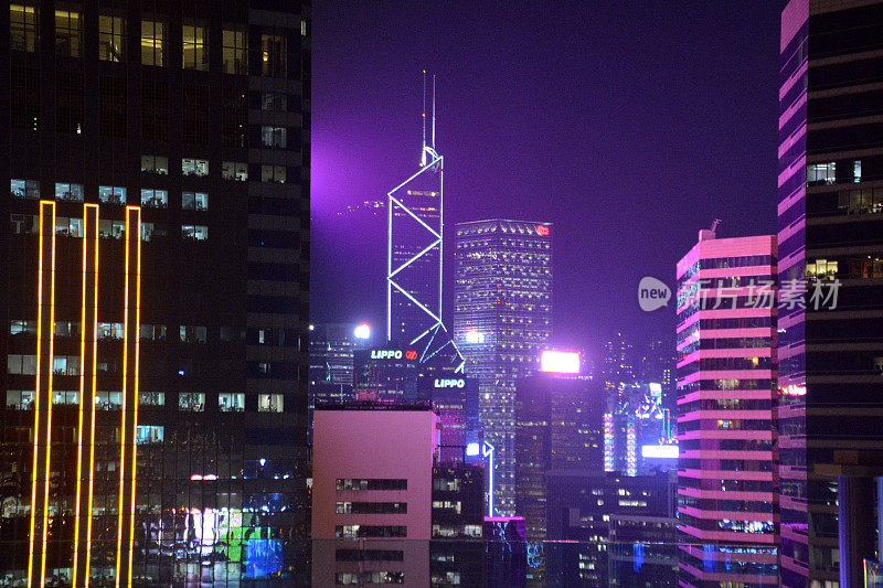 夜晚的香港现代摩天大楼