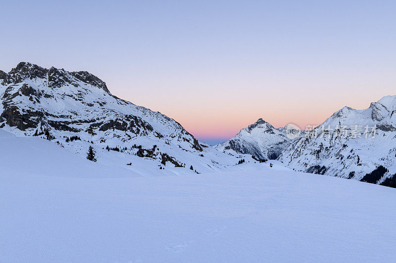 日落后莱赫滑雪场的风景