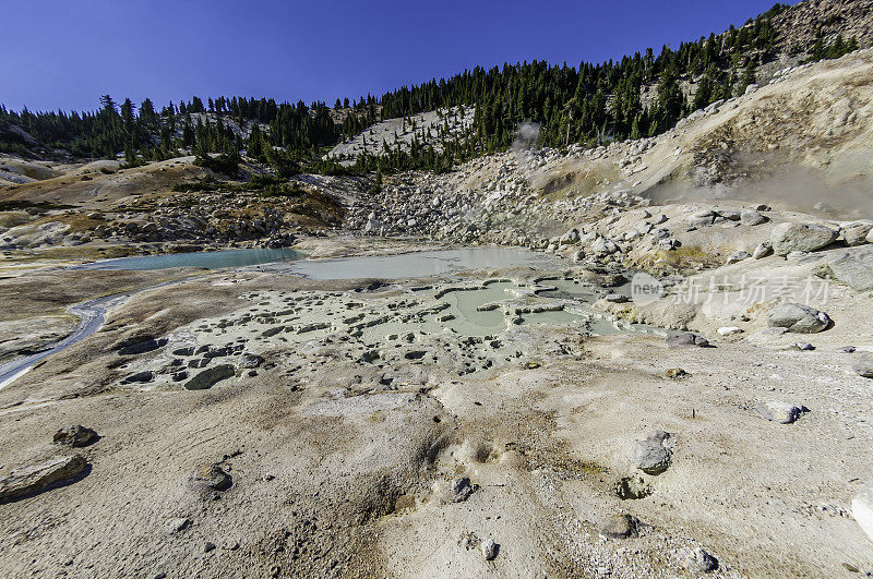 加州拉森火山国家公园的温泉和从岩石中分解出来的粘土。蒸汽和热水在地面上形成湖泊。