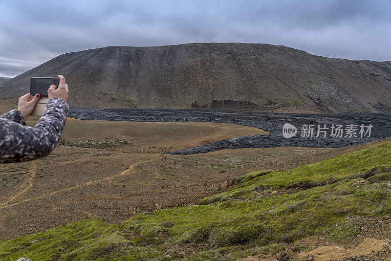 拍摄Fagradalsfjall火山冷却的喷出的熔岩