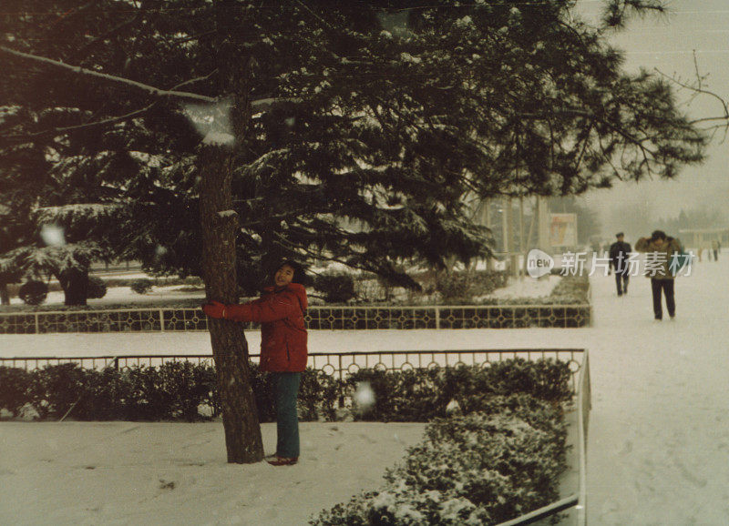 80年代中国小女孩在雪中的真实生活照片