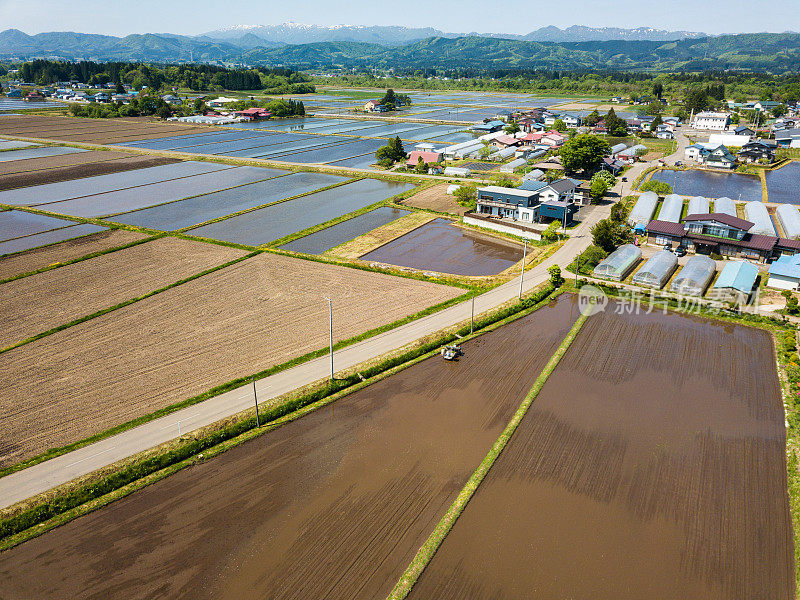 无人机拍摄的乡村稻田和农场
