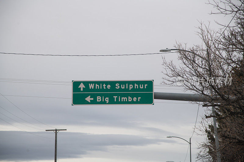 美国西北部的小城镇方向标志